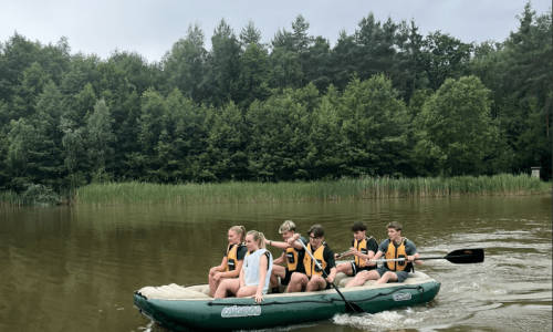 Policejní sedmička_jízda na raftu
